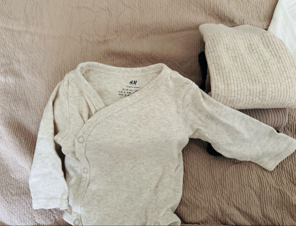 H&M Lotti di vestiti: TOP ! Baby Strampler- Set 2-4 MT – Usato da Herrliberg venduto da Buyandshine 1