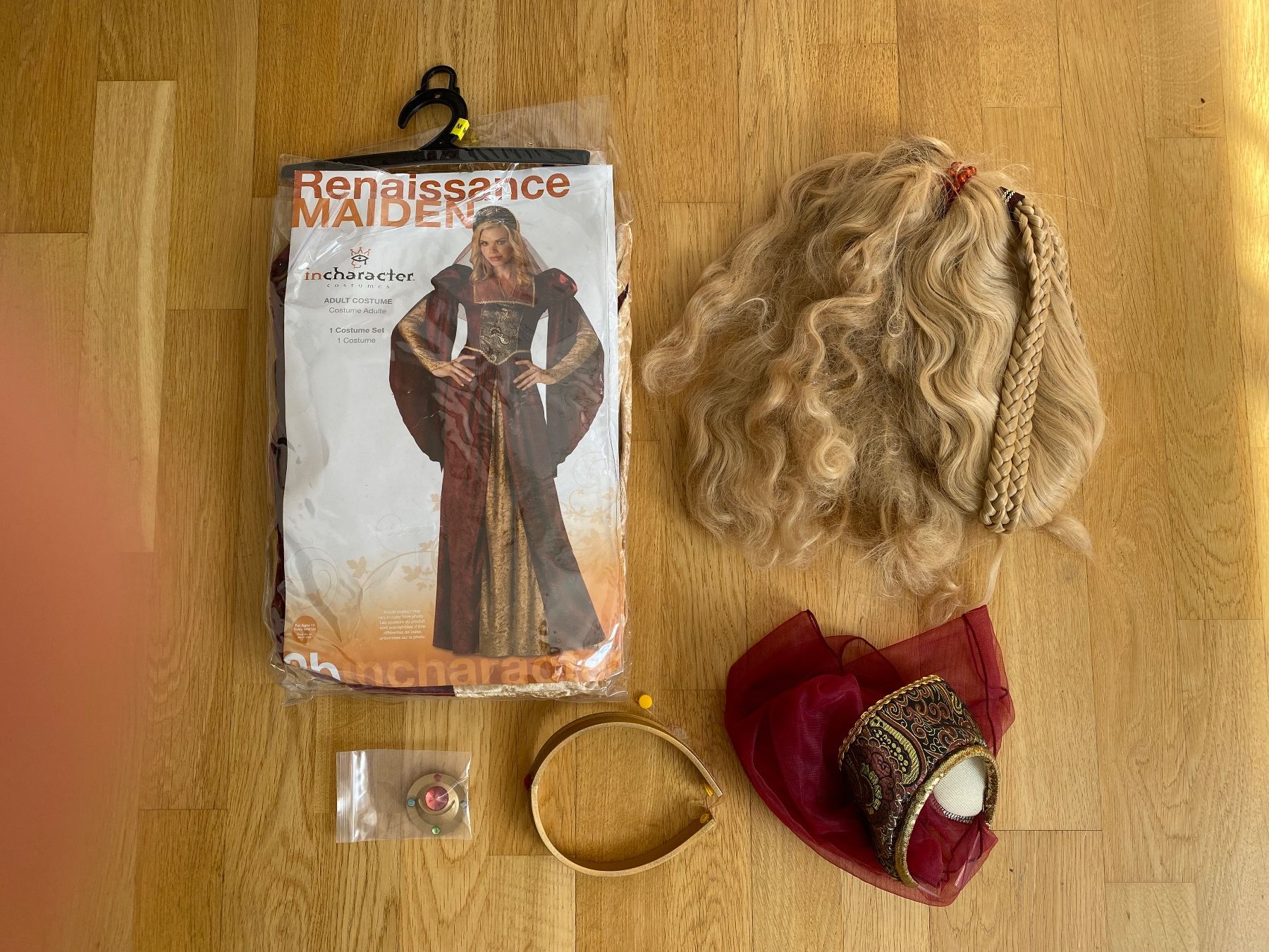 Costumi: Déguisement Renaissance / médiéval + perruque et accessoires – Usato da Petit-Lancy venduto da marmotterose
