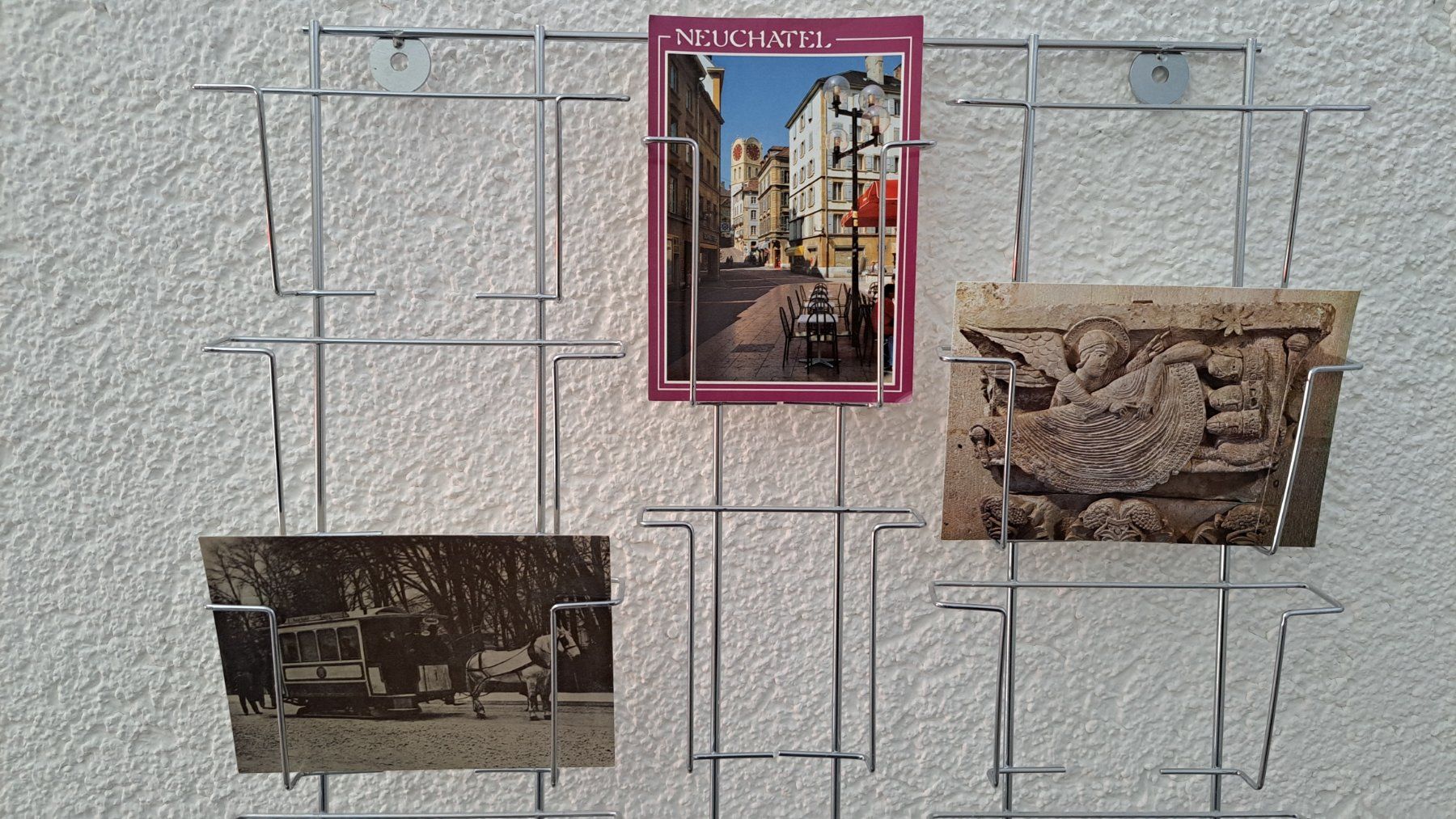 Allestimento di negozi e stand fieristici: Présentoir mural à cartes postales – Usato da Neuchâtel venduto da Forestmanz 2