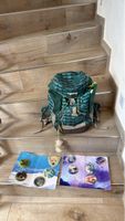 Ergobag Rucksack blau-grün mit Anhänger und Buttons