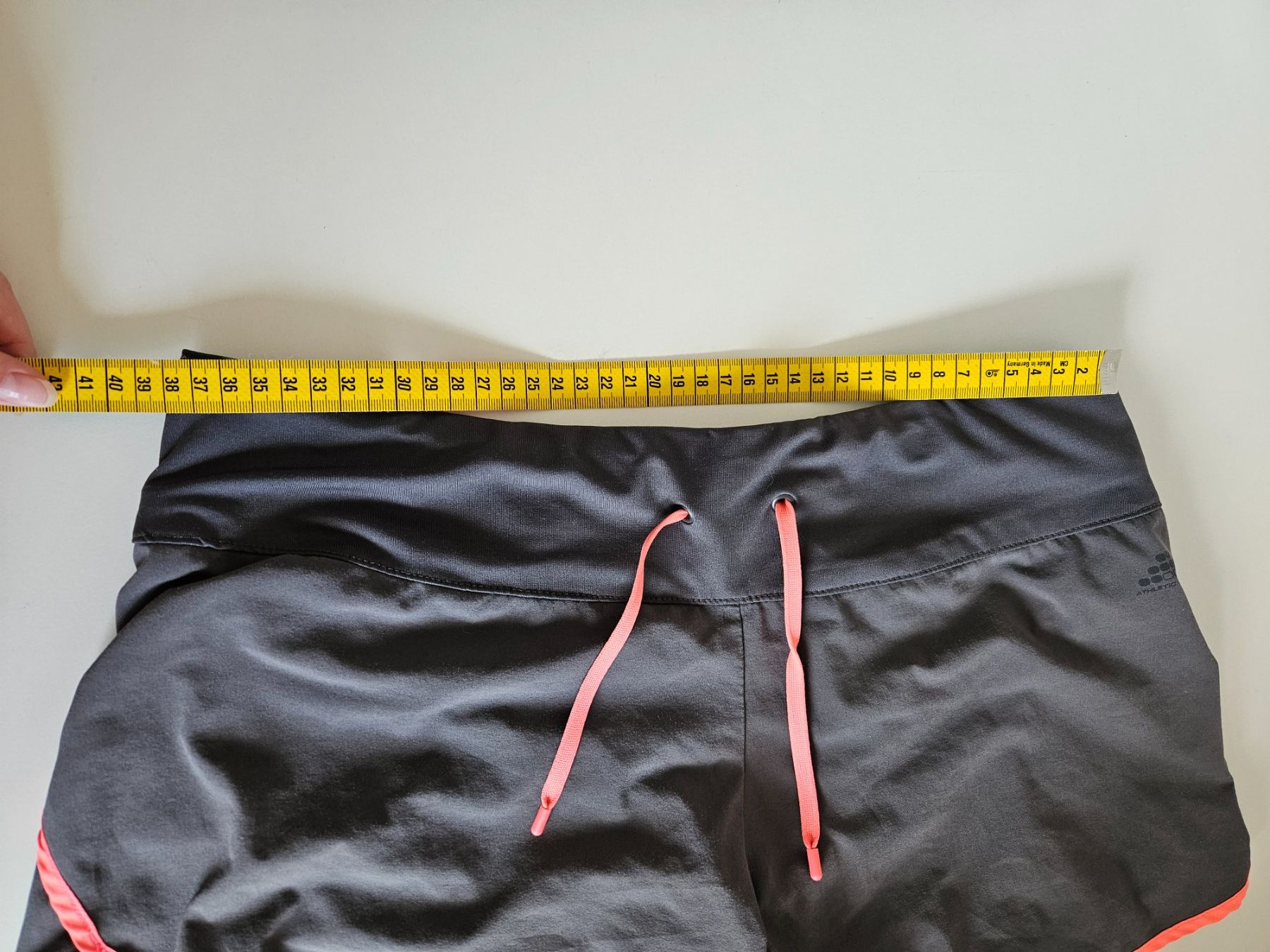 Pantaloni: Kurze Sporthose Gr.36 grau – Usato da Schaffhausen venduto da sabrina915 1