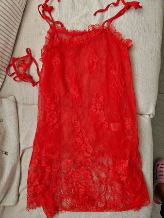 Nuisette neuve taille M/L avec string