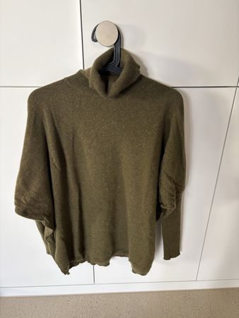100% cashmere turtle neck