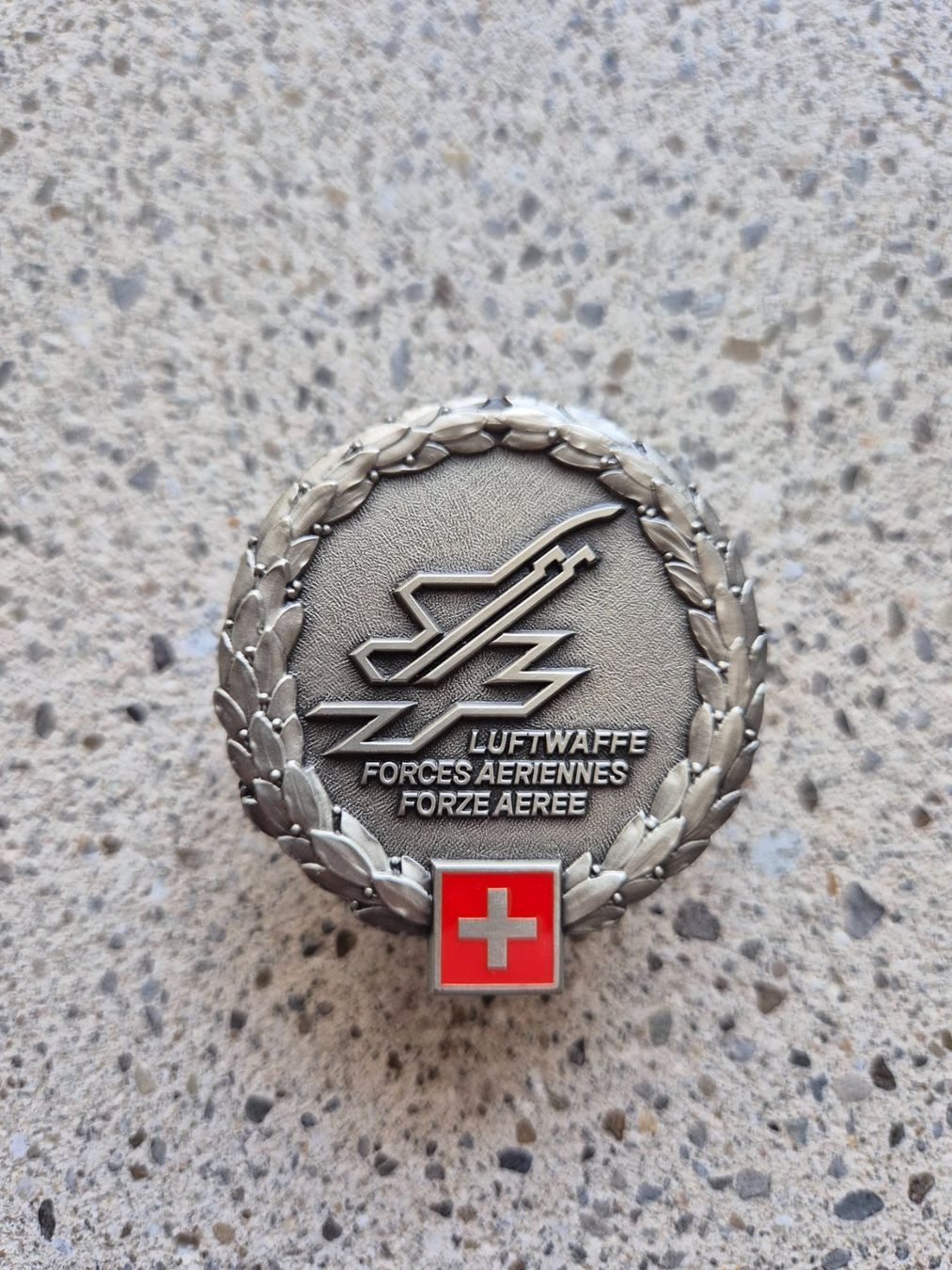 Schweizer Armee Placchette & Badge: *** Beretemblem Schweizer Luftwaffe *** – Nuovo e nell'imballaggio originale da Riedholz venduto da fr_sIruP