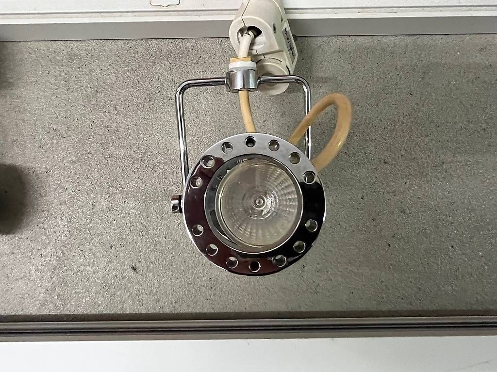 Lampen: Lampenschiene mit 4 Halogen-Spots – Gebraucht aus Ottikon von Urbaum1 4