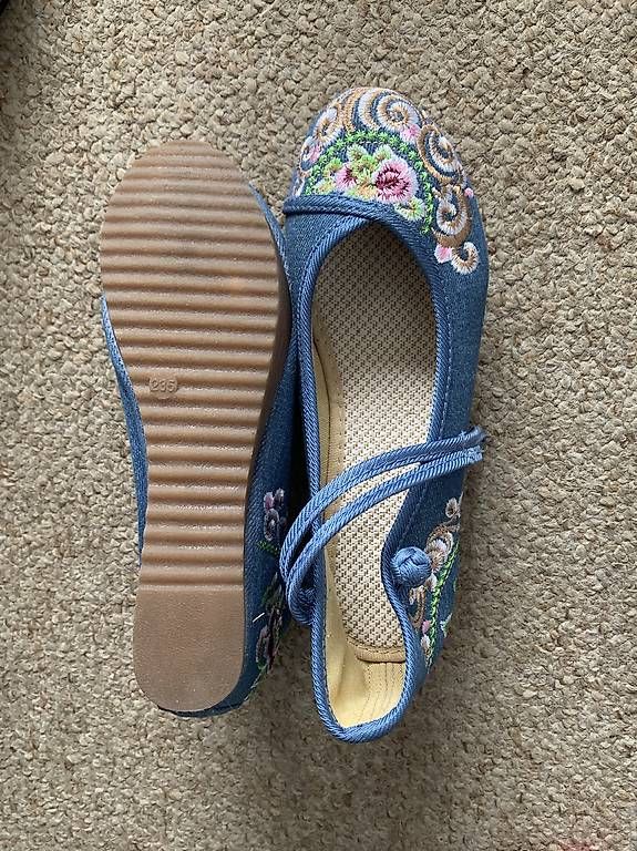 Scarpe da donna: Sommer Damenschuh bestickt – Usato da Heiden venduto da Baifeng 2