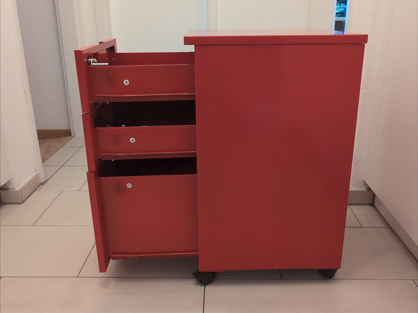 Eléments de bureau: Roter Rollcontainer 3 Schubladen abschliessbar Metall – D'occasion à Jona par ric_sq52 3
