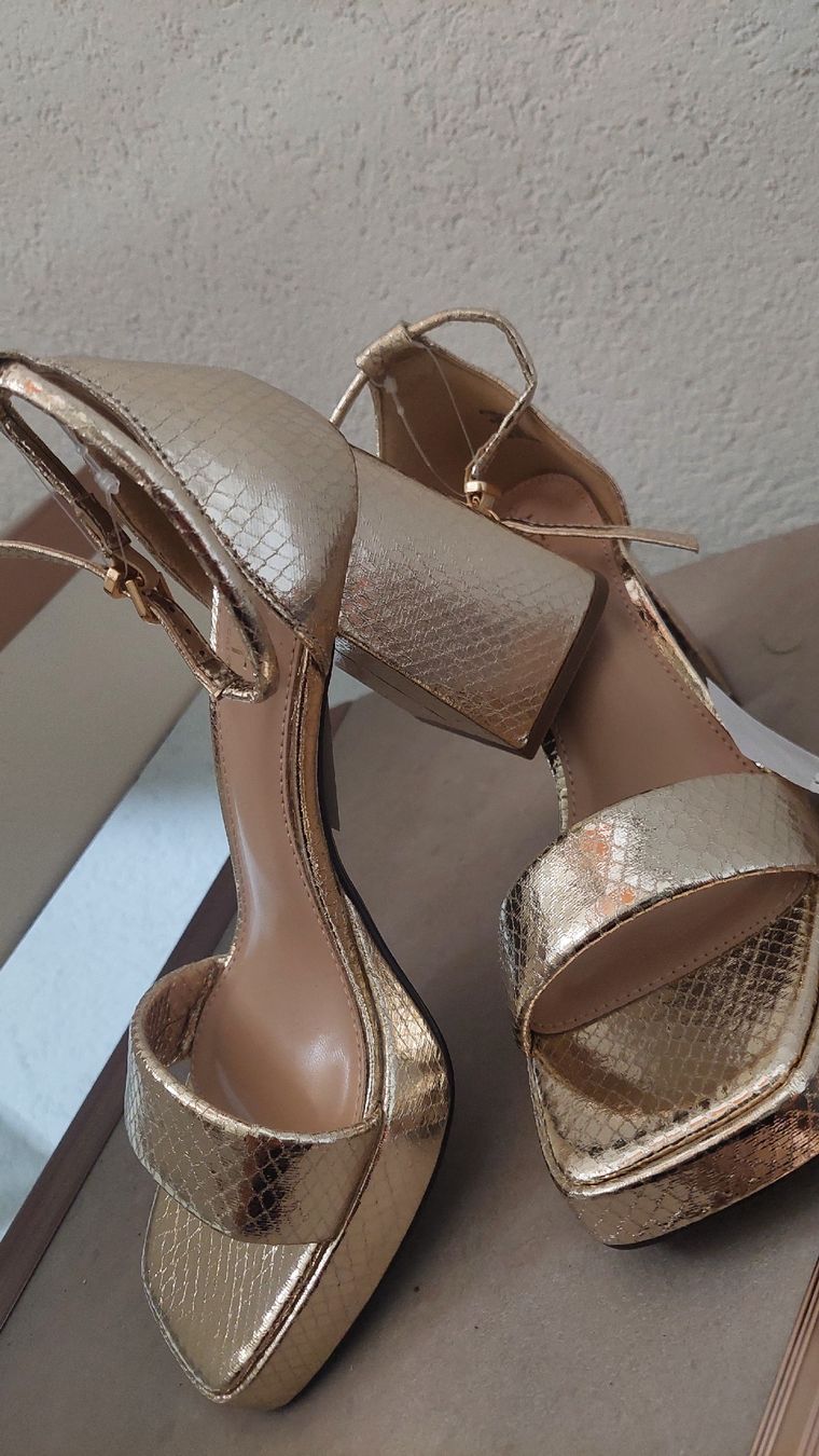 Next Scarpe da uomo: Gold AbsatzSchuhe/gr.37,NEU – Nuovo e nell'imballaggio originale da Basel venduto da O-MEGA 2