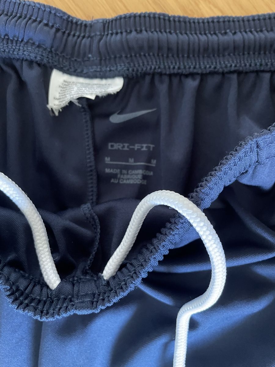 Nike Pantaloni: Nike Trainingshose Grösse M, Dunkelblau – Usato da Lenzburg venduto da srunoraa_97 1