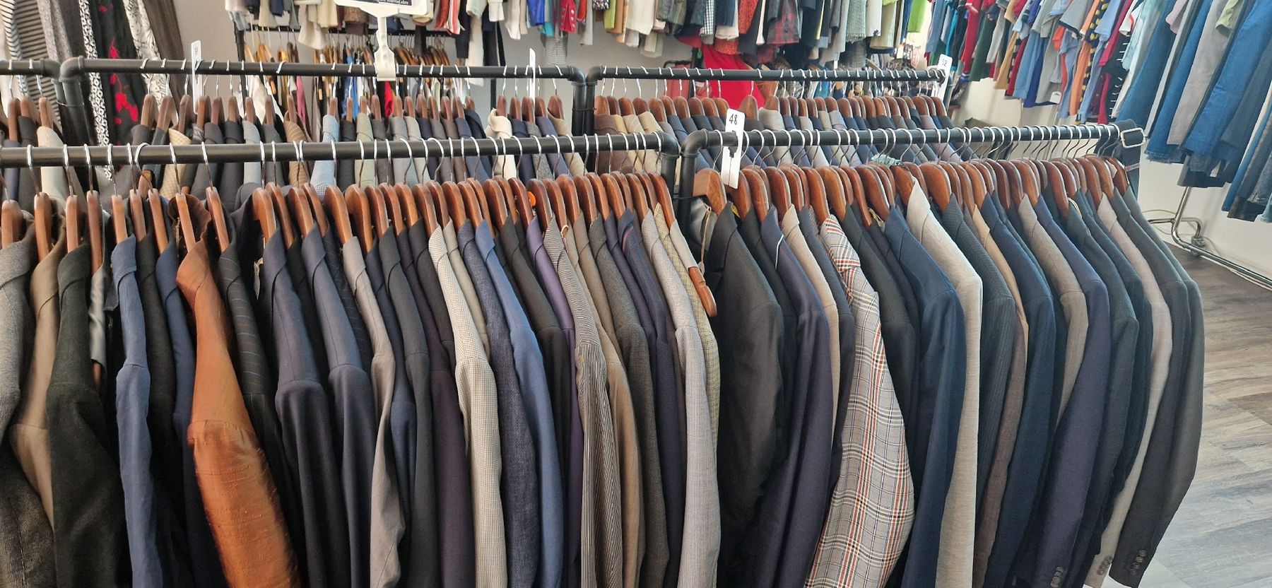 Lotti di vestiti: 300 Anzüge /Sakko – Usato da Olten venduto da hinterhof.olten 1