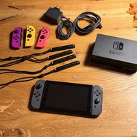 Nintendo Switch mit Dockingstation, 5 Joy-Cons & Zubehör