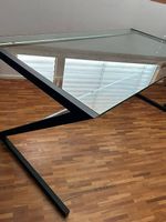 Moderner Glas-Schreibtisch mit Z-förmigem Metallgestell