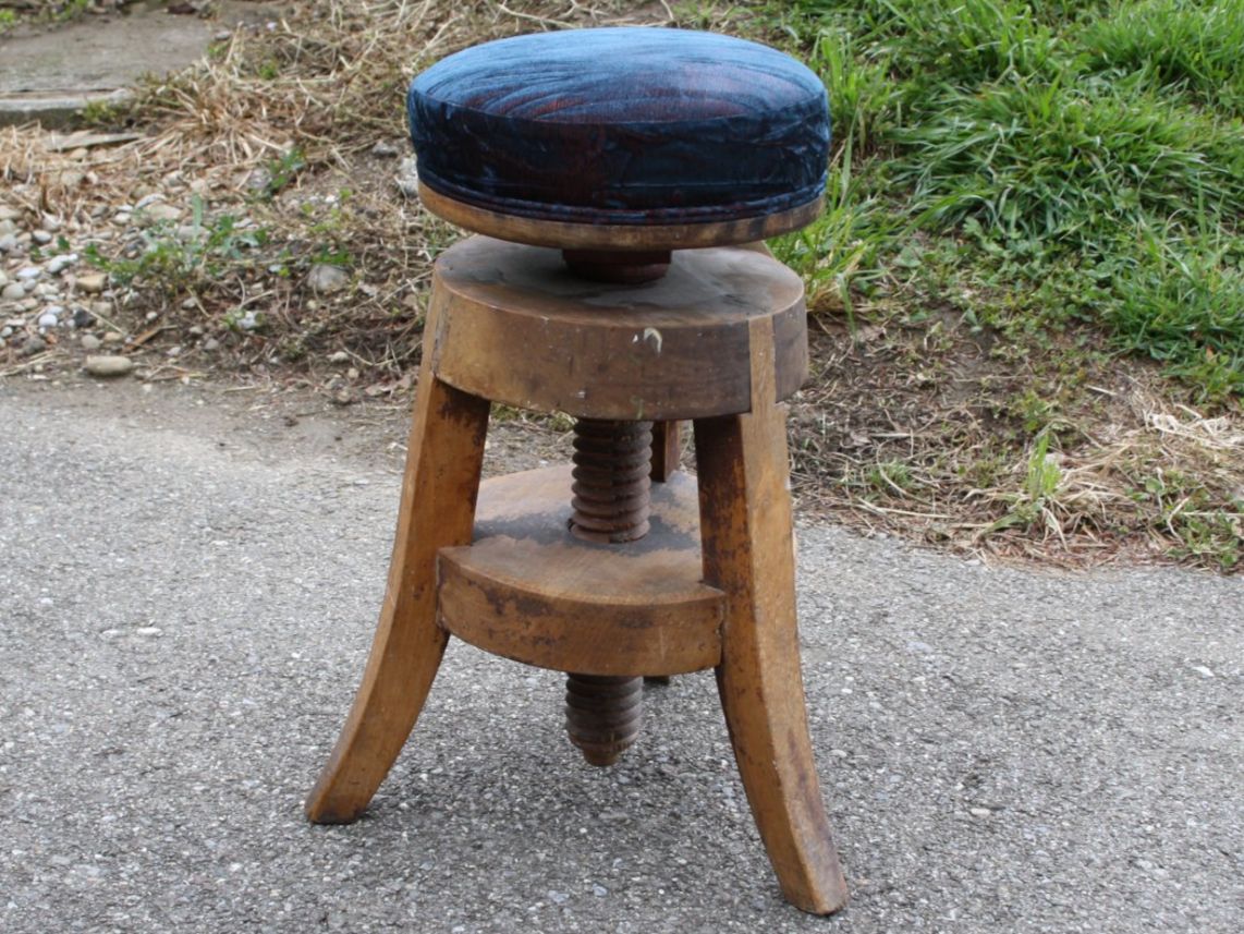 Hocker: DREHHOCKER HOCKER HOLZ ANTIK MIT HOLZGEWINDE – Gebraucht aus Wauwil von Pneuedy
