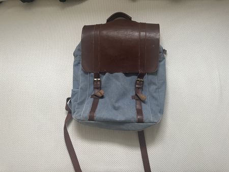 Jeansrucksack mit Lederapplikationen