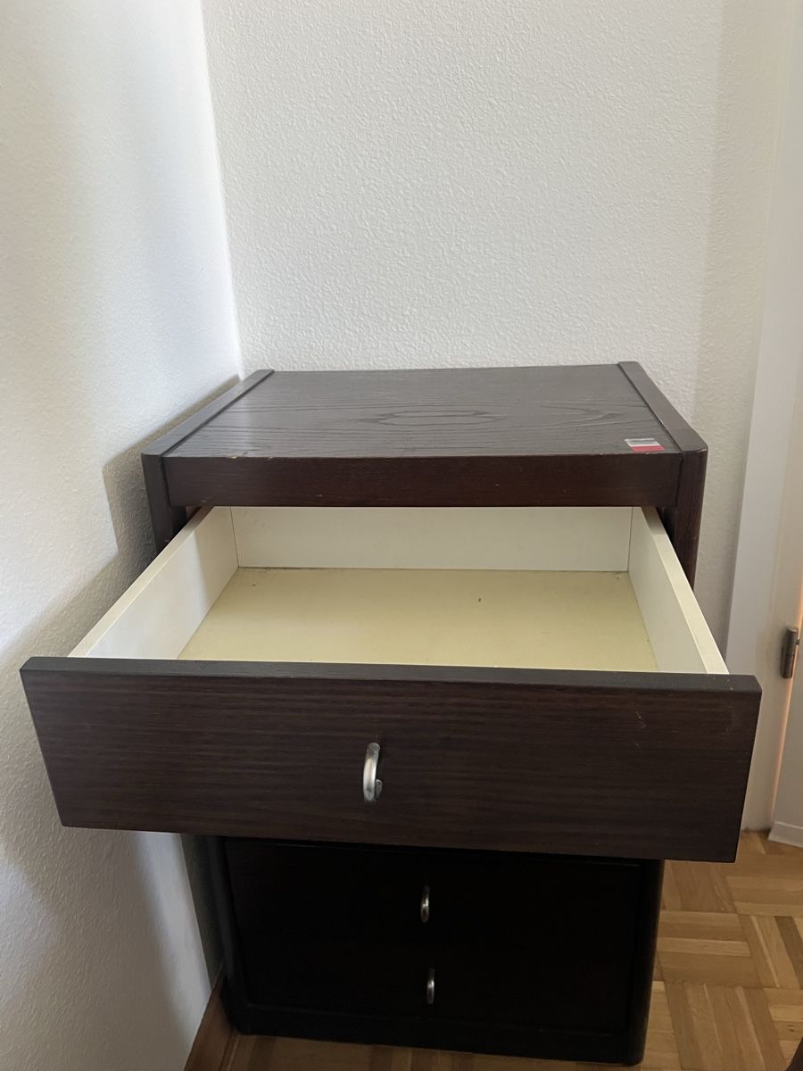Comodini: Dunkles Holz Nachtkästchen/Kommode mit 5 Schubladen – Usato da Zürich venduto da n_89 1