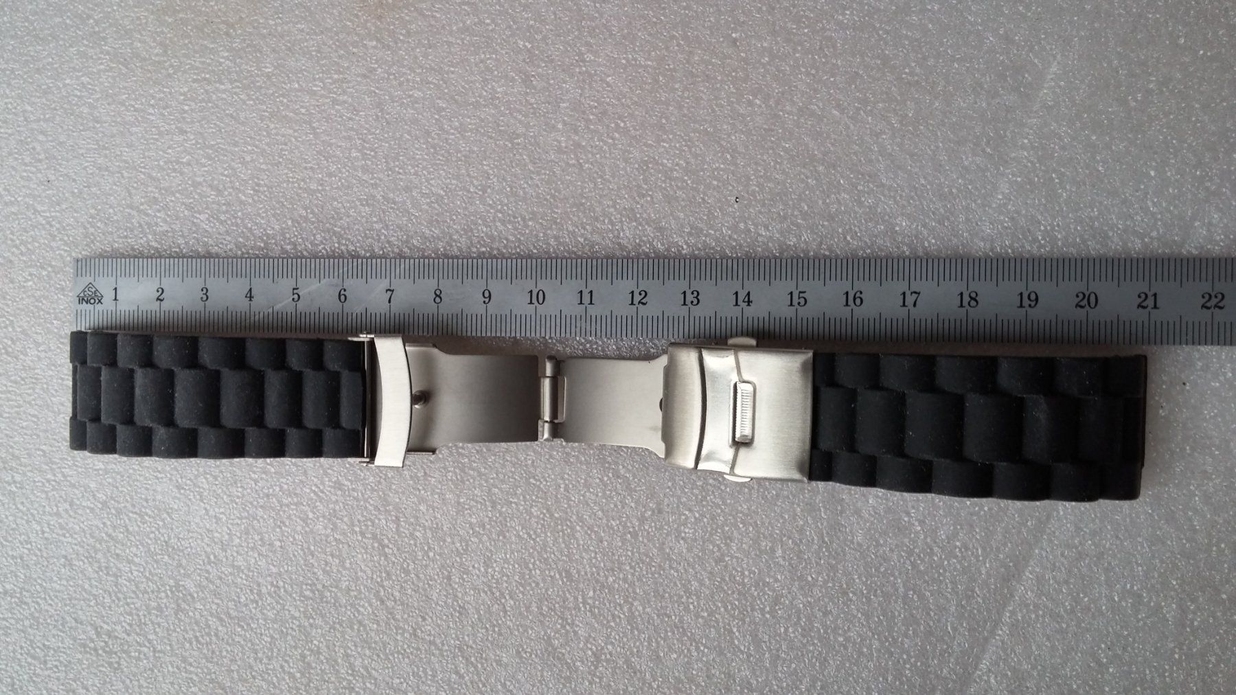 Armbänder & -reifen: 24mm Gummi Uhrenarmband, schwarz – Gebraucht aus Zürich von sendbad 1