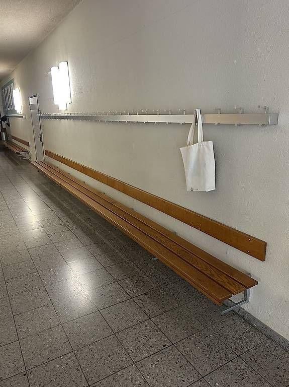 Panchine: Garderobe / kompl von ganze Schulhaus – Usato da Stans venduto da Benzen