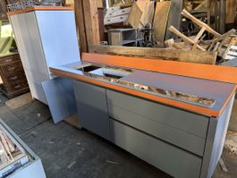 Einbau Küche, mit Insel Weiss, Grau, Orange