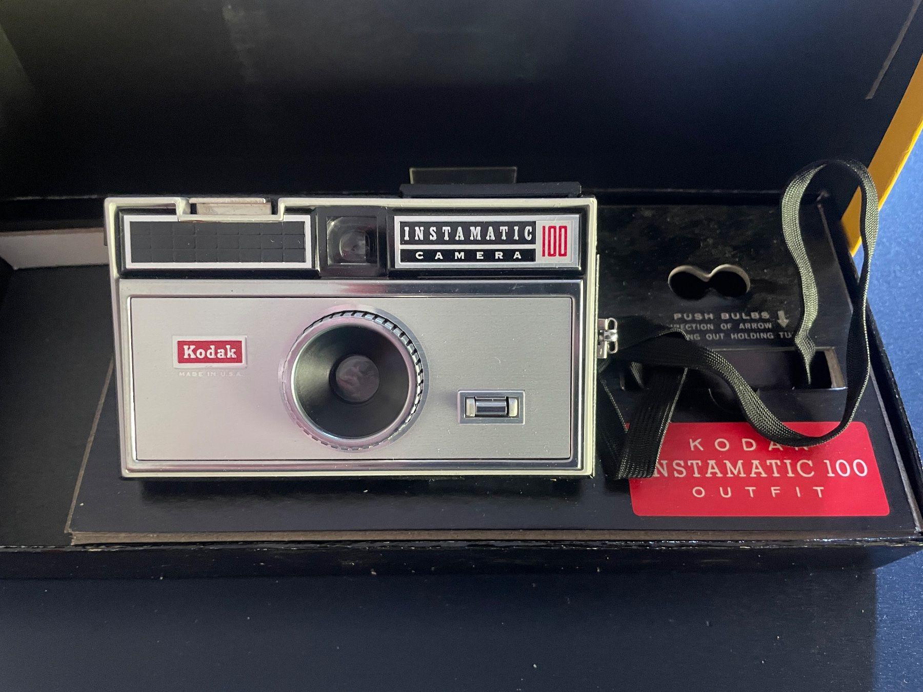 Kodak Fotocamera: Kodak Instamatic 100 Outfit Originalverpackt – Usato da Volketswil venduto da rubin74 2
