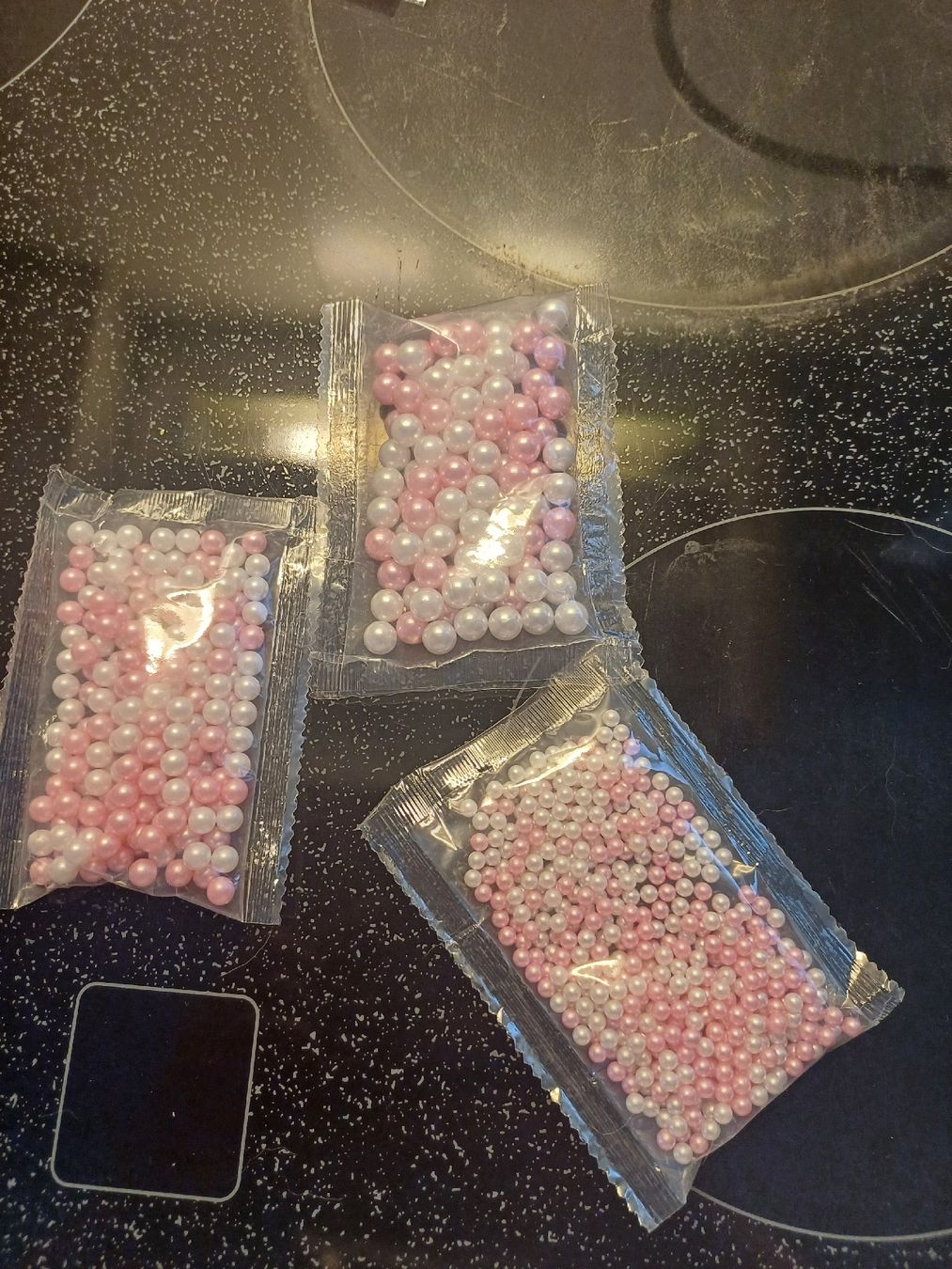 Tutte le decorazioni: 3x Päckli Perlen, Weiss & Rosa, Perlen-Mix Deko – Nuovo e nell'imballaggio originale da Niederwangen BE venduto da Loulilou86