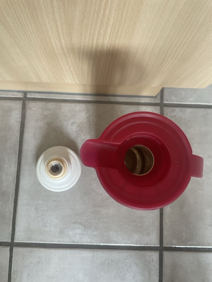 Tupperware Contenitori & Simili: Tupperware Thermoskanne Rot/Weiss   – Nuovo e nell'imballaggio originale da Kaiseraugst venduto da KlausSina 2