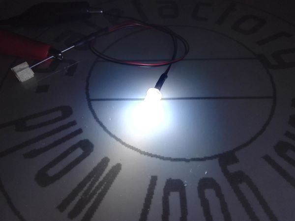 Componenti elettronici: LED 5mm, diffus kaltweiss, verkabelt 12V – Nuovo (secondo la descrizione) da Luzern venduto da Salefactory