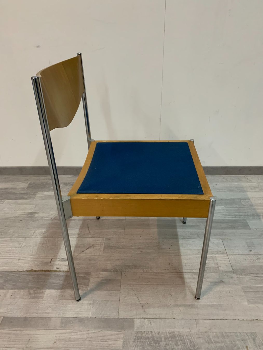 Horgen Glarus Sedie: Stapelstuhl von Horgenglarus mit hellblauer Sitzfläche – Usato da Zürich venduto da ZuercherBrockenhaus 2