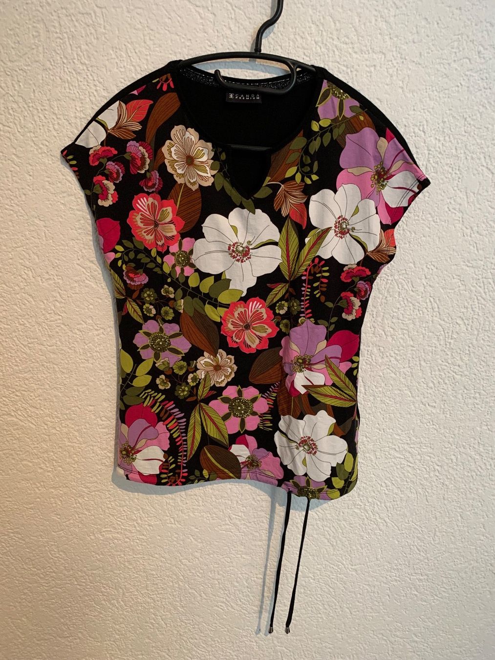 T-shirt: Canda Premium Shirt Blumen Gr. XS / S – Usato da Fislisbach venduto da KolibriSecondhand 1