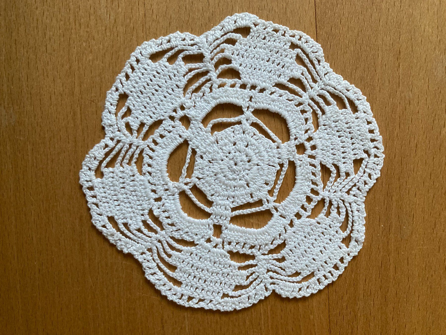 Sottobicchieri: Spitzendeckchen  gehäkelt  Untersetzer  ca. 11 cm DM  weiss – Usato da Subingen venduto da ArtBead