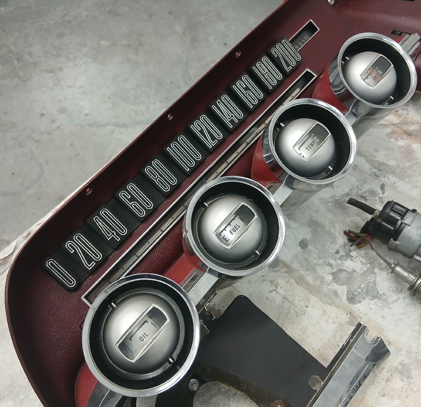Ford Tutti pezzi di ricambio auto: Tableau de bord Ford Thunderbird 1966 – Usato da la heutte venduto da Auto-stock 5
