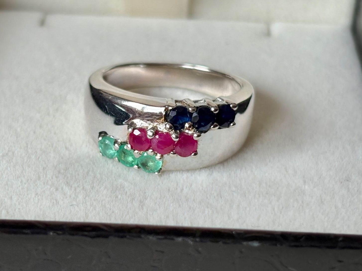Anelli: Ring Trilogie Rubin, Smaragd, Saphir, S925, Gr. 57, NEU – Nuovo (secondo la descrizione) da Brugg AG venduto da lau_9rvy 4