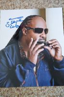 Stevie Wonder - Autogramm auf Foto
