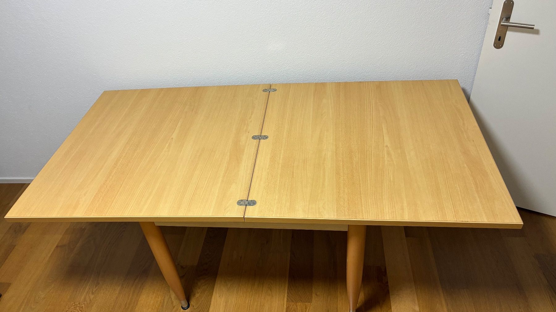 Set de table et chaises: Aufklappbarer Esstisch mit vier Stühlen – D'occasion à Stallikon par Acer6 2