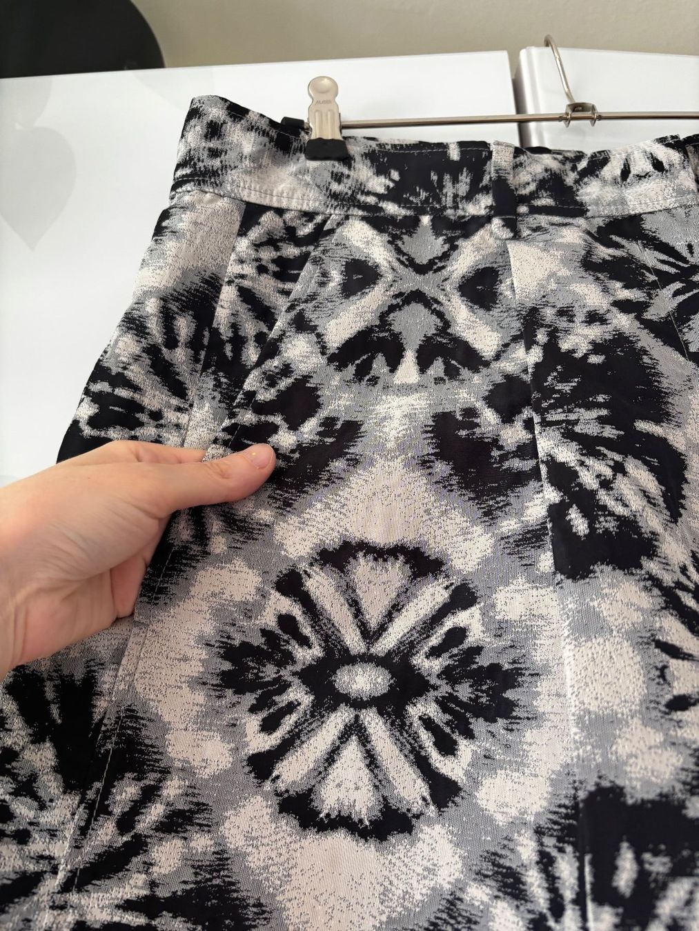 Cos Pantaloni: COS gemusterte Hose mit weitem Bein Gr. 40 – Usato da Zürich venduto da missmodernage 3