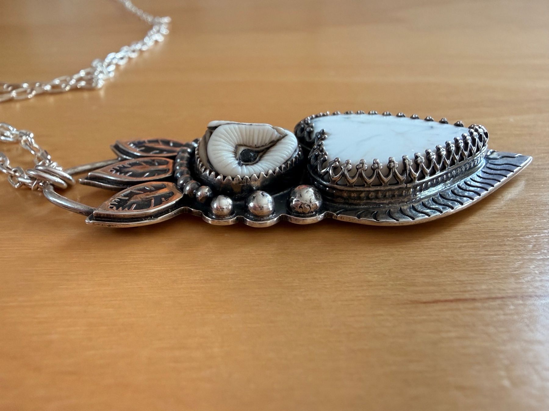Catenine: Kette mit LAURA MEARS Eule und WHITE BUFFALO – Nuovo e nell'imballaggio originale da Frauenfeld venduto da Scleo 5