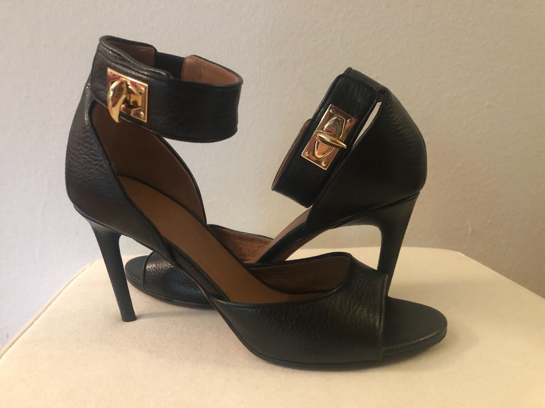 Givenchy Scarpe da donna: Givenchy shark lock N. 36,5 – Nuovo (secondo la descrizione) da Lugano venduto da Vintage.Mood