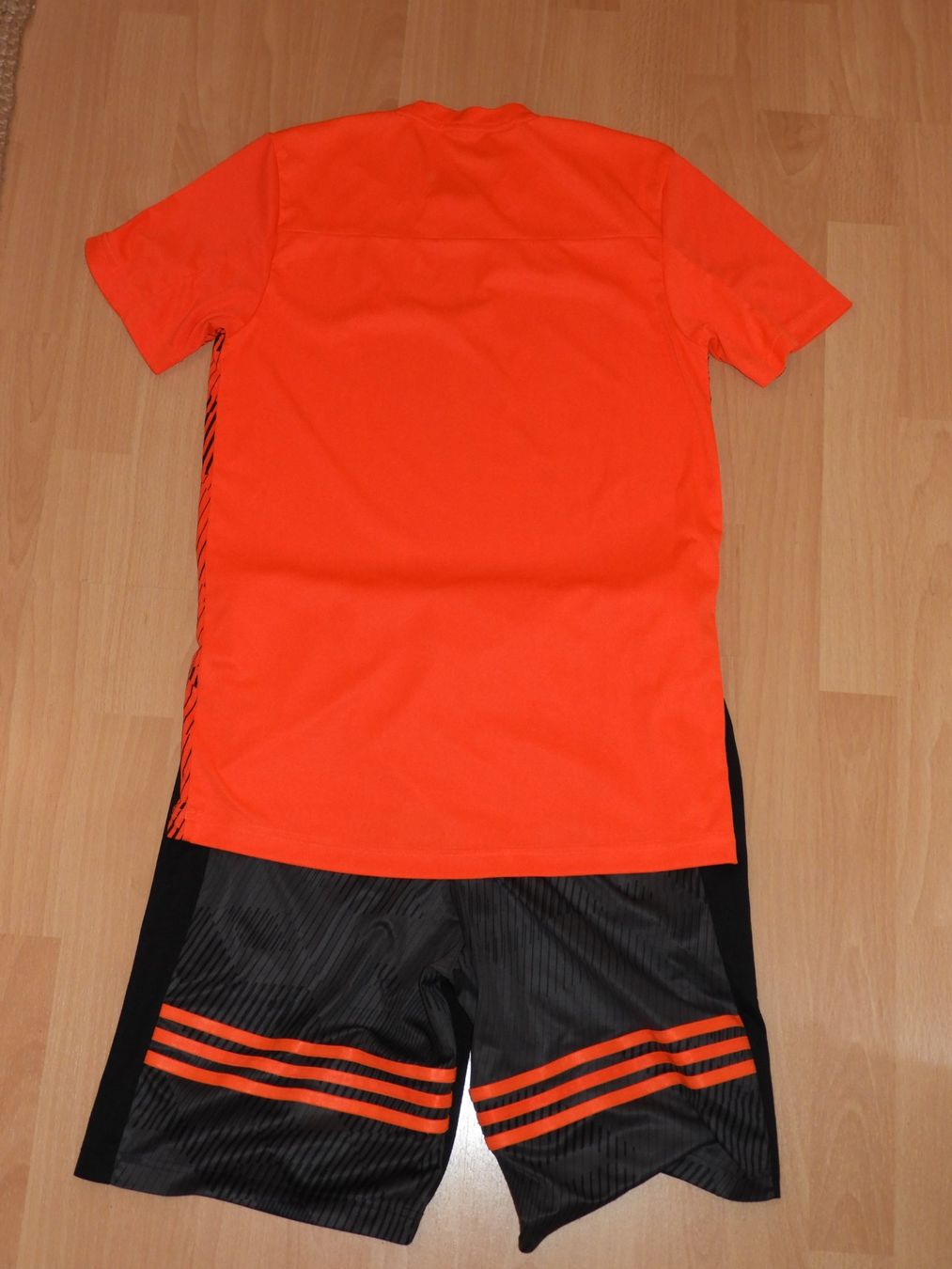 Adidas Canottiere & Pantaloni: Adidas ensemble noir, gris et orange – Usato da Dombresson venduto da sev_bsb8 1
