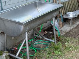Edelstahlwanne mit zwei Rädern mit Ablauf und Stössel