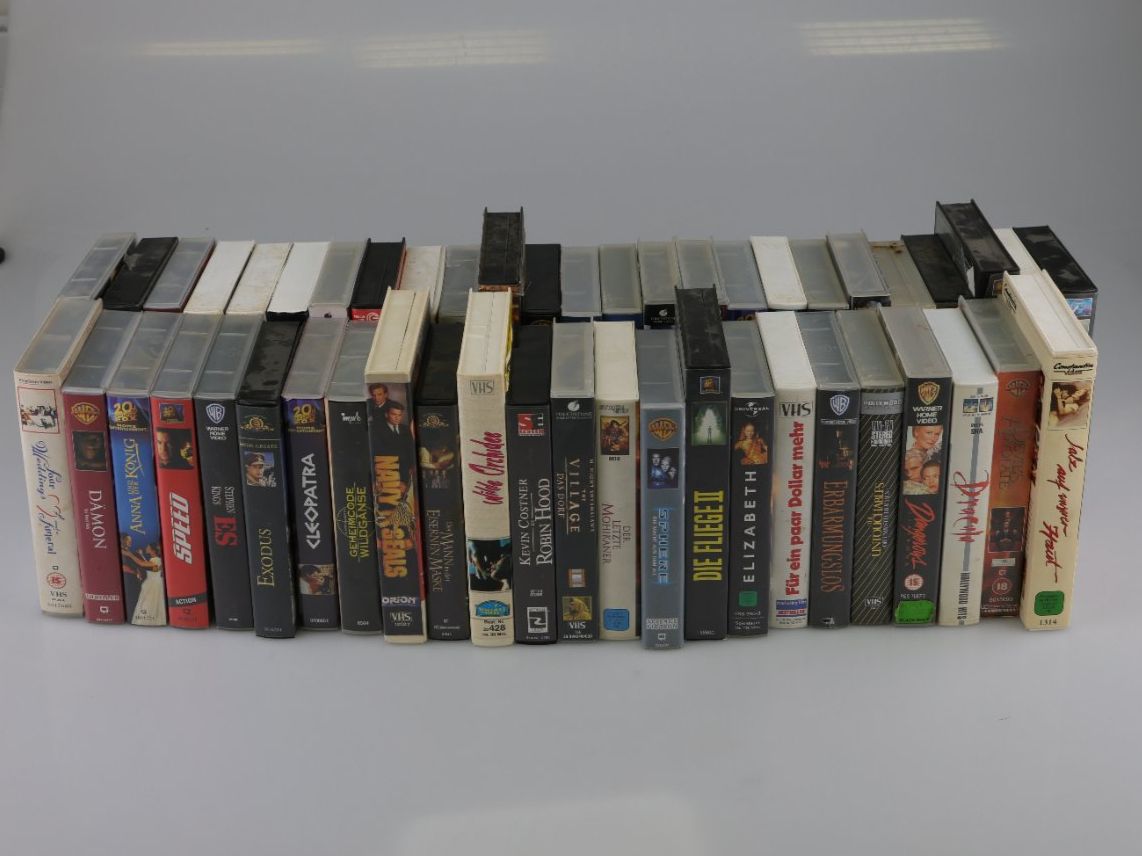 Tutti i VHS: Kiste mit Videokassetten – Usato da Volketswil venduto da brockipfannenstil 4