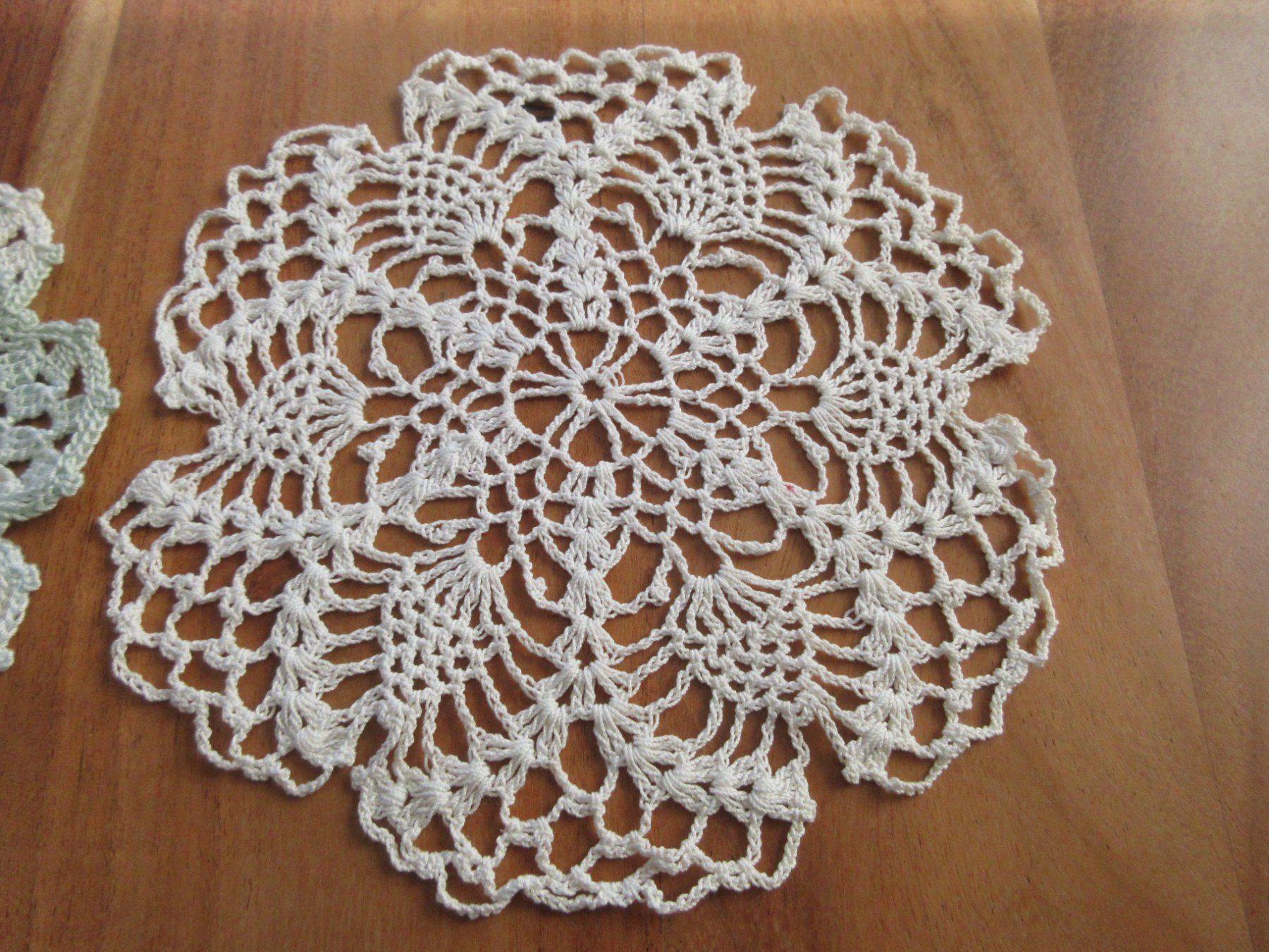 Sottobicchieri: 2 Hand made/Spitzendeckchen/gehäkelt Untersetzer/lacework! – Usato da Goldach venduto da mamakotzi 4