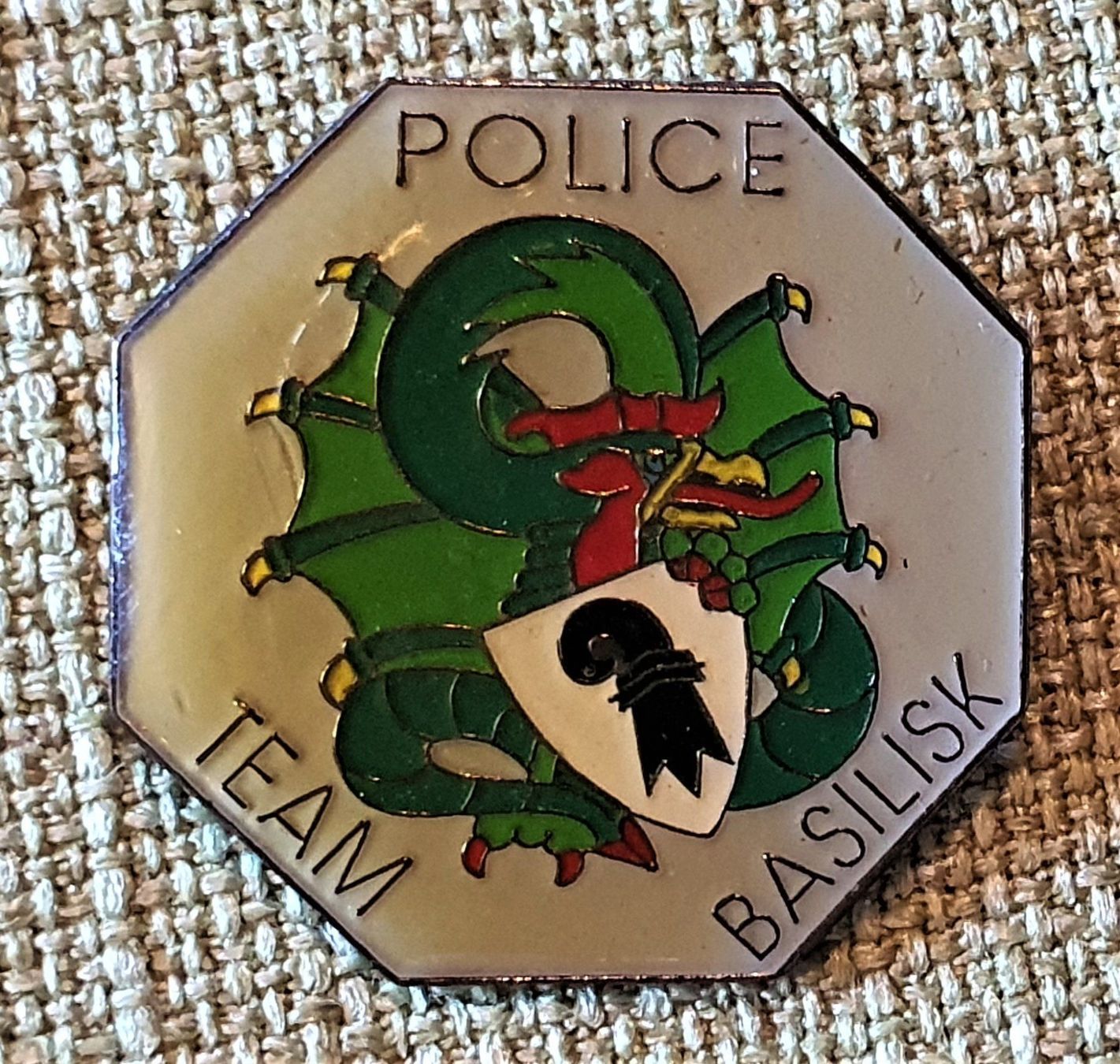Placchette & Badge: L944 - Pin Polizei Basel Police Team Basilisk – Usato da Reinach BL venduto da Boston-Verkauf