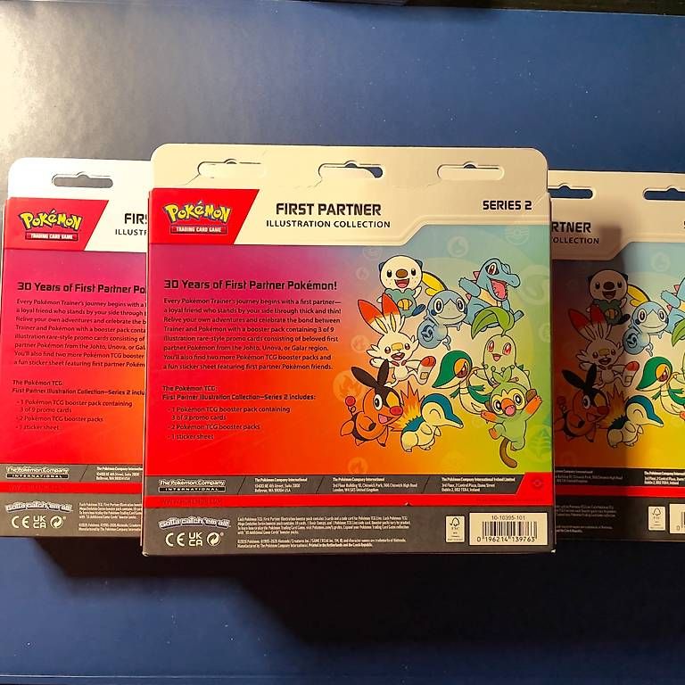 Pokémon Carte collezionabili: 3x First Partner Illustration Collection Series 2 – Nuovo e nell'imballaggio originale da Näfels venduto da ilike2 1