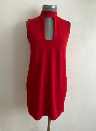 Robe rouge élégante col montant détail découpe 38