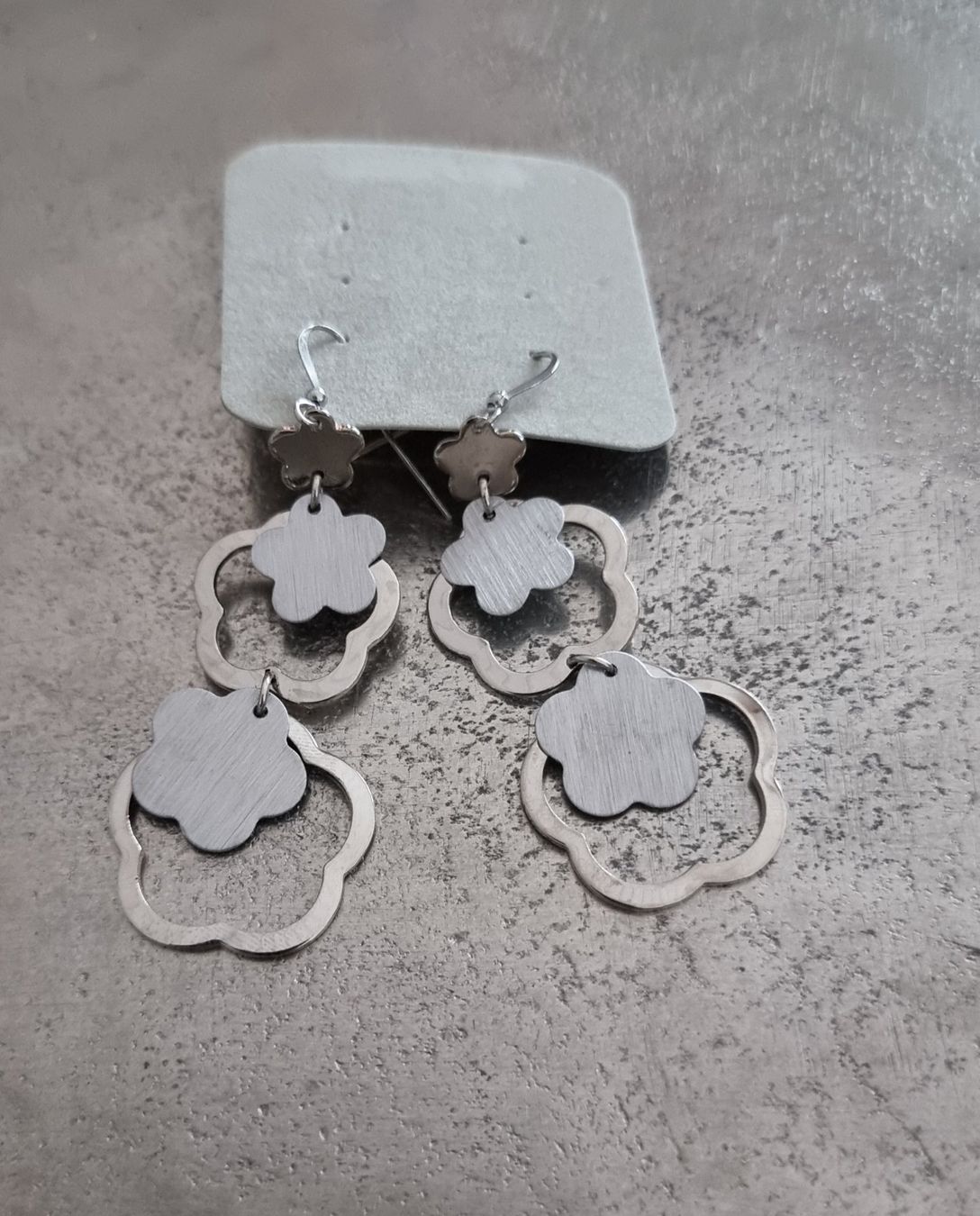 Orecchini pendenti & Orecchini a lobo: Ohrringe versilbert Satin und Glanz – Nuovo e nell'imballaggio originale da Frauenfeld venduto da Bleeddragon