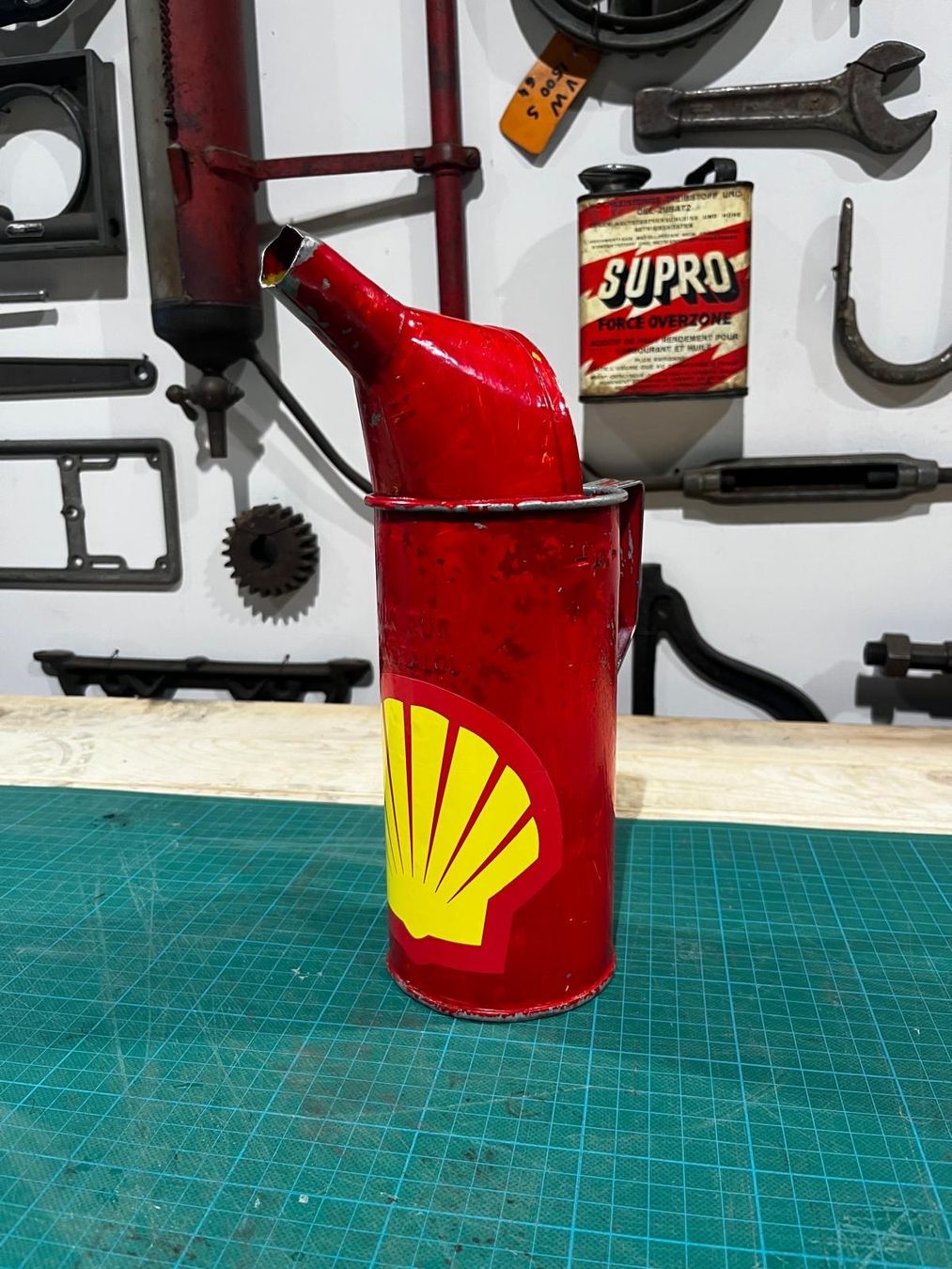 Shell Bottiglie: Alter Messbecher Shell ( Garage / Oldtimer / Auto ) – Usato da Luzern venduto da Fracht-Design 1