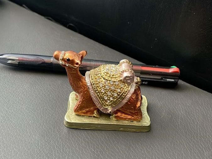 Statuette: Dekorative Kamel-Figur mit Schmucksteinen, Goldfarben – Usato da Zürich venduto da Belisimo