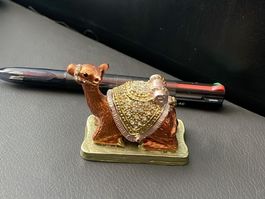 Dekorative Kamel-Figur mit Schmucksteinen, Goldfarben