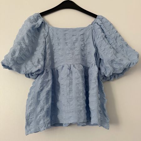 Top con maniche a sbuffo azzurra