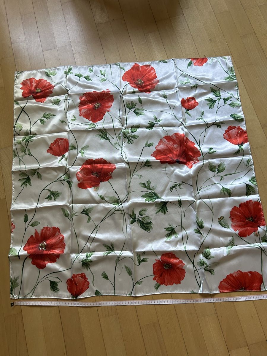 Foulard & Sciarpe: Wunderschönes Seidentuch mit Mohnblumenmuster 85x85 cm – Nuovo e nell'imballaggio originale da Zürich venduto da kiwi1994