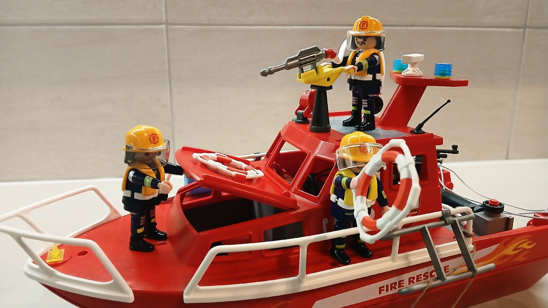 Playmobil Giocattoli: Playmobil bateau de secours pompier – Usato da Romainmôtier venduto da PanPan 1